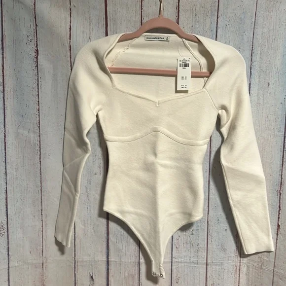 ⭐️SOLD⭐️NWT Abercrombie & Fitch Long-Sleeve Sweetheart Sweater Bodysuit - Picture 5 of 10